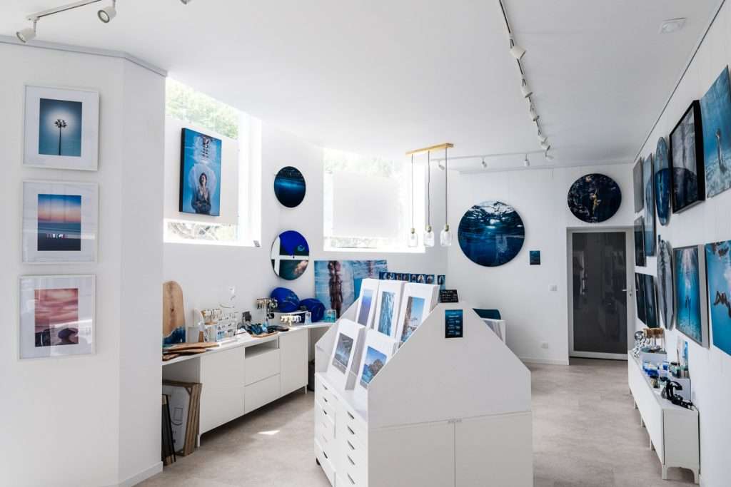 Intérieur de la galerie AQUA à La Ciotat, avec des tirages d'art aux murs