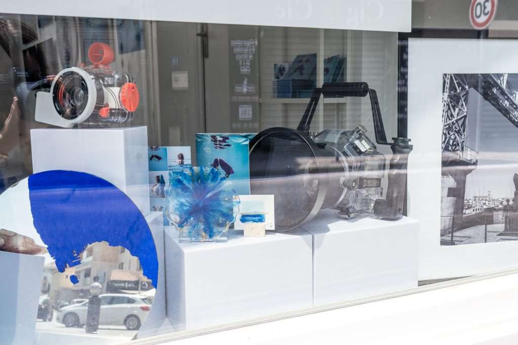 Vitrine de la galerie AQUA à La Ciotat avec des photographies aquatiques