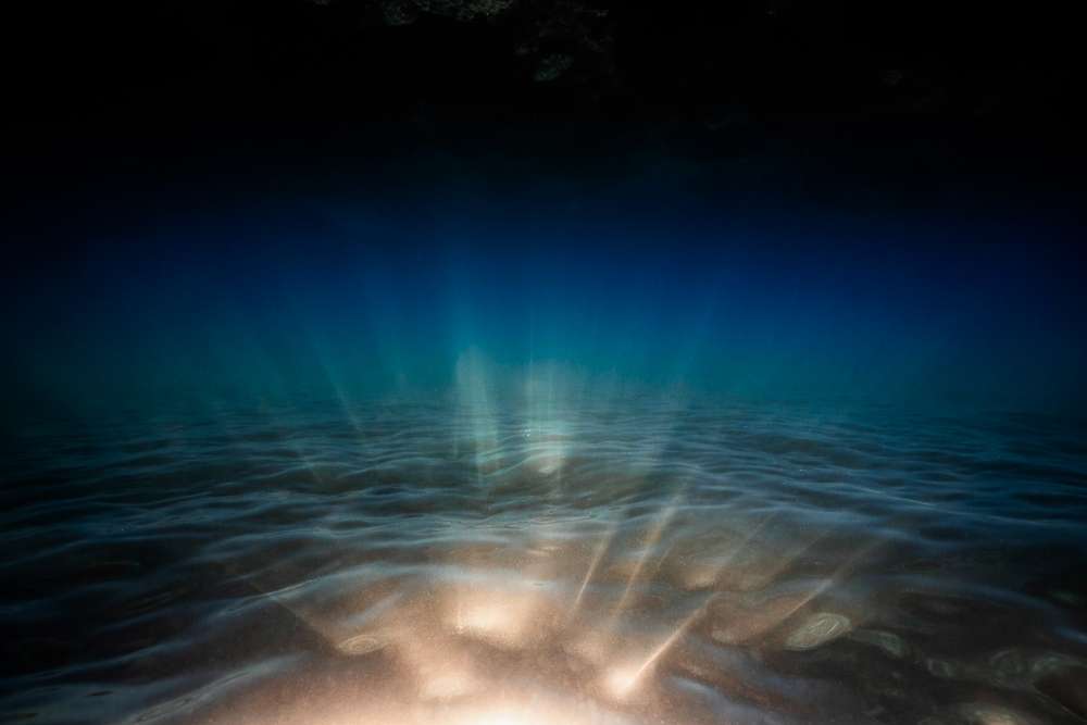 Éclat, photographie aquatique d'art : un éclat de lumière sous la surface