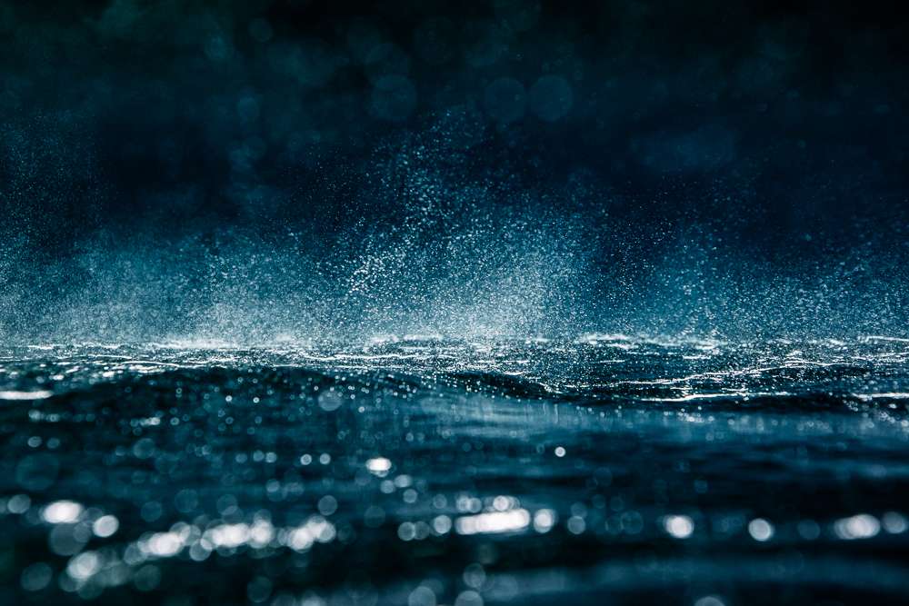 Pluie intérieure : gouttes de pluie sur la mer, photographiées à fleur d'eau