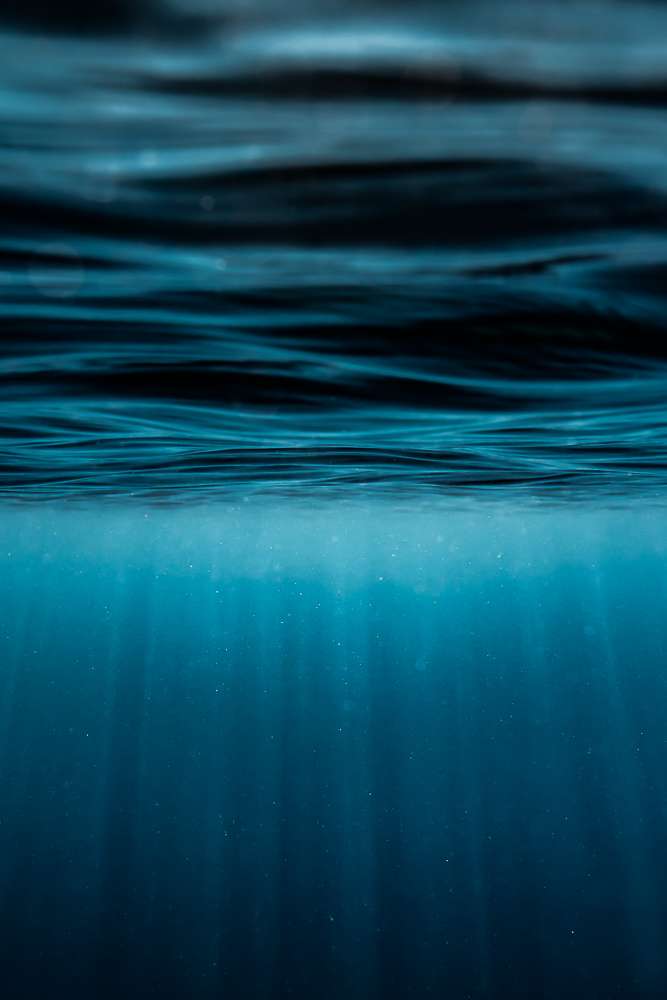Reflet : la surface de la mer vue d'en dessous, dans des bleus profonds