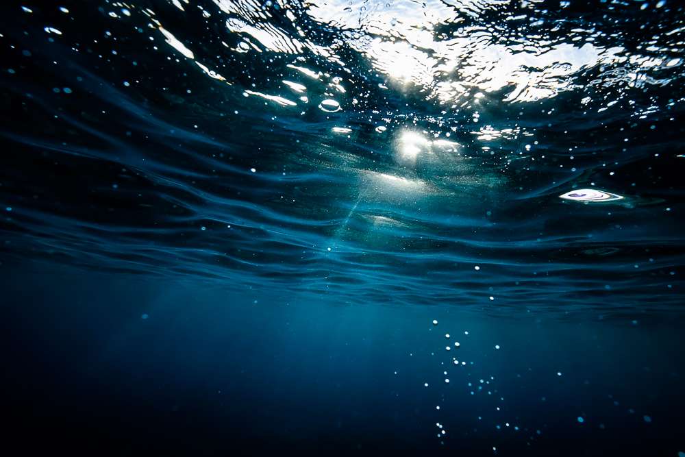 Souffle, photographie aquatique d'art : la surface traversée par la lumière