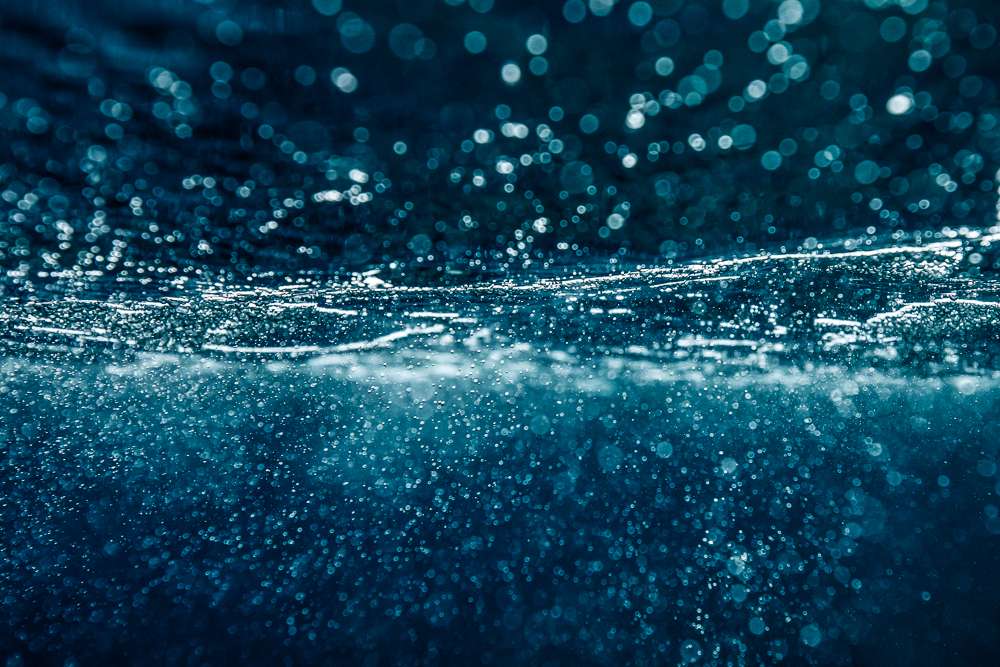 Turbulence, photographie aquatique d'art : bulles et mouvement dans le bleu